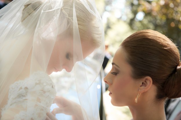 Braut erhält ihren Schmuck