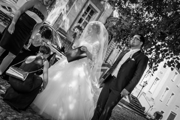 Brautpaar steht vor der Trauung mit den Gästen