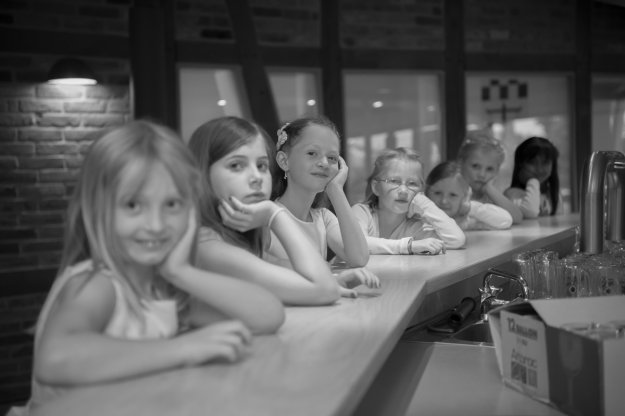 Mädchengruppe sitzt an einer Bar gelehnt