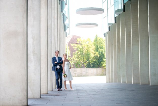 Brautpaar lehnt an einer Säule unter den Arkaden Braunschweig