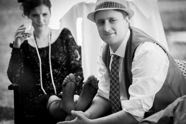 Hochzeitsgäste lehnen die Füsse hoch