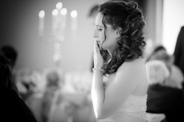 Braut ist freudig erstaunt